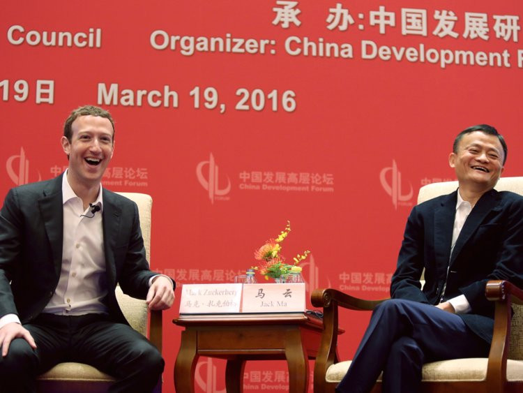 Người sáng lập Facebook - Giám đốc điều hành Mark Zuckerberg và người sáng lập - Chủ tịch điều hành của Tập đoàn Alibaba Jack Ma gặp nhau tại Diễn đàn phát triển Trung Quốc tại Bắc Kinh, Trung Quốc, ngày 19/3/2016.