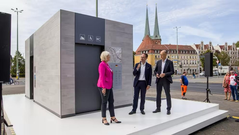 Chính quyền TP. Berlin trong buổi khai trương một NVSCC hiện đại nhất của công ty Wall GmbH. Chi phí sử dụng 0,5 EUR/ lần, thanh toán không tiền mặt.