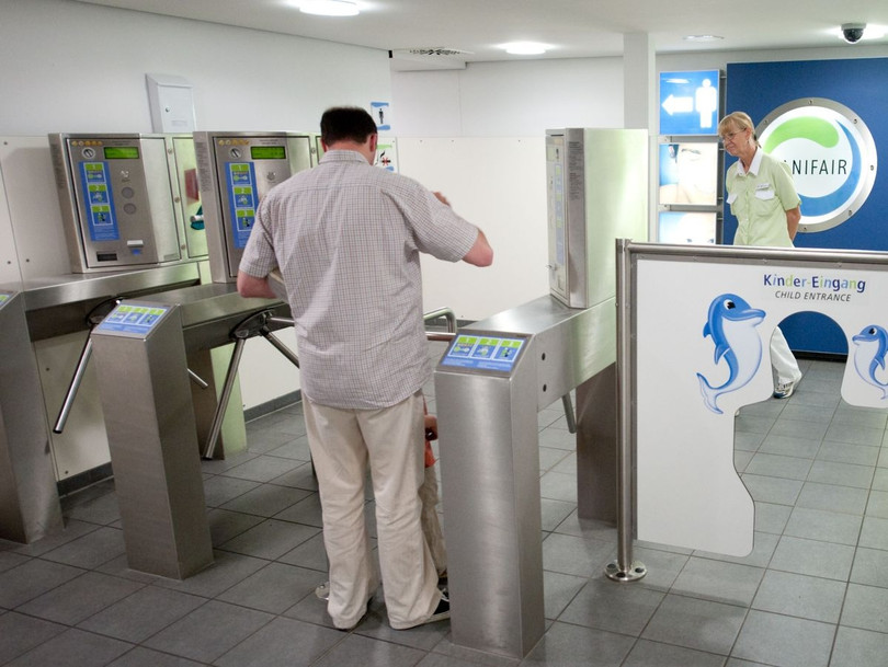 Nhà vệ sinh Sanifair tại một trạm nghỉ đường cao tốc ở Đức (Autobahn), thường đặt ở nơi kết hợp với siêu thị tiện ích, nhà hàng bán thức ăn nhanh. Khách mua hàng có thể được tặng phiếu sử dụng NVSCC miễn phí, hoặc mua vé sử dụng với giá 0,5 EUR/ lần. Trẻ em được miễn phí.