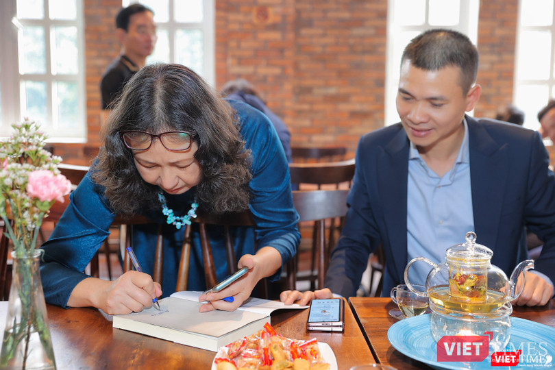 Bà Lê Anh Thúy ký tặng sách cho người hâm mộ nhạc sĩ Hồng Đăng