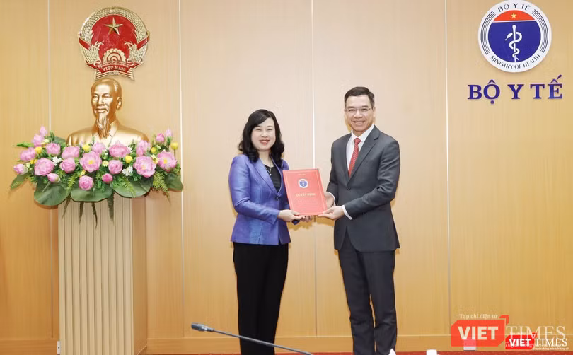 Bộ trưởng Bộ Y tế Đào Hồng Lan trao quyết định bổ nhiệm ông Hà Anh Đức - Chánh Văn phòng Bộ Y tế - kiêm giữ chức vụ Chánh Văn phòng Ban Cán sự Đảng Bộ Y tế