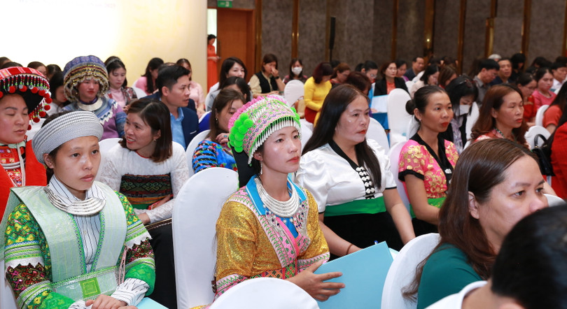 Các cô đỡ thôn bản về dự hội nghị