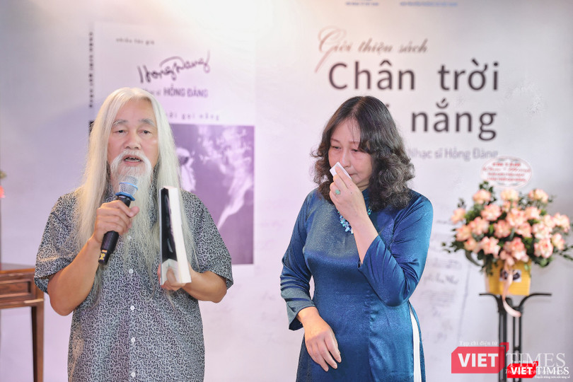 Bà Lê Anh Thúy - vợ cố nhạc sĩ Hồng Đăng - xúc động nhắc về những ký ức của nhạc sĩ