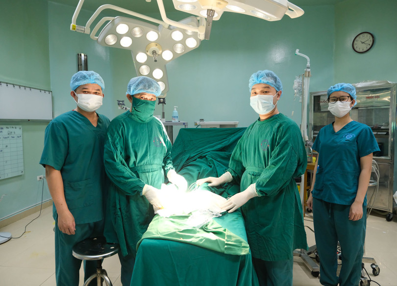 Các bác sĩ thực hiện ca phẫu thuật cho bệnh nhân bị biến chứng đái tháo đường