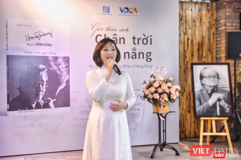 Ca sĩ Thanh Tâm với bài "Hoa sữa" của Hồng Đăng Ca sĩ Thanh Tâm với bài "Hoa sữa" của Hồng Đăng