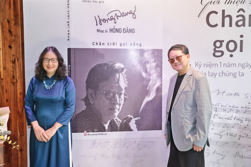 Bà Lê Anh Thúy - vợ cố nhạc sĩ Hồng Đăng và nhạc sĩ Nguyễn Đức Trịnh - Chủ tịch Hội Nhạc sĩ Việt Nam tại buổi ra mắt cuốn "Chân trời gọi nắng"