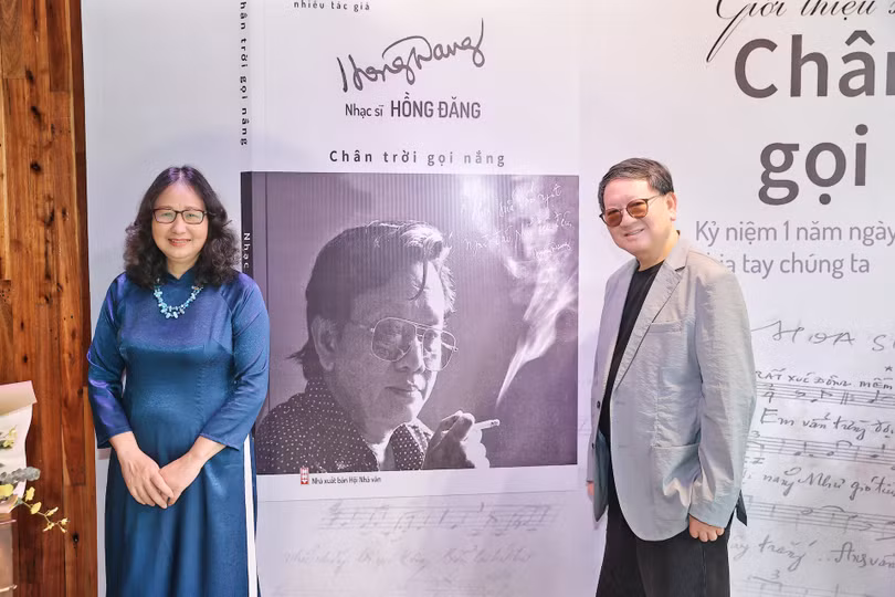 Bà Lê Anh Thúy - vợ cố nhạc sĩ Hồng Đăng và nhạc sĩ Nguyễn Đức Trịnh - Chủ tịch Hội Nhạc sĩ Việt Nam tại buổi ra mắt cuốn "Chân trời gọi nắng"