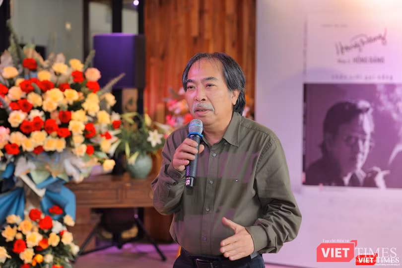 Nhà thơ Nguyễn Quang Thiều - Chủ tịch Hội Nhà văn Việt Nam: Hồng Đăng không chỉ viết cho thời đại của mình mà viết cho nhiều thời đại. Nhà thơ Nguyễn Quang Thiều - Chủ tịch Hội Nhà văn Việt Nam: Hồng Đăng không chỉ viết cho thời đại của mình mà viết cho nhiều thời đại.