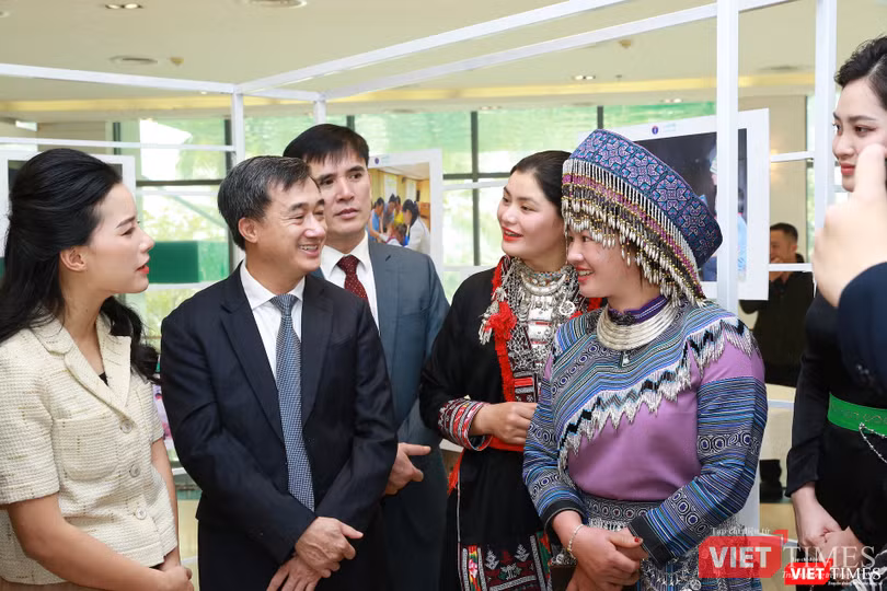 Thứ trưởng Bộ Y tế Trần Văn Thuấn trò chuyện với các CĐTB