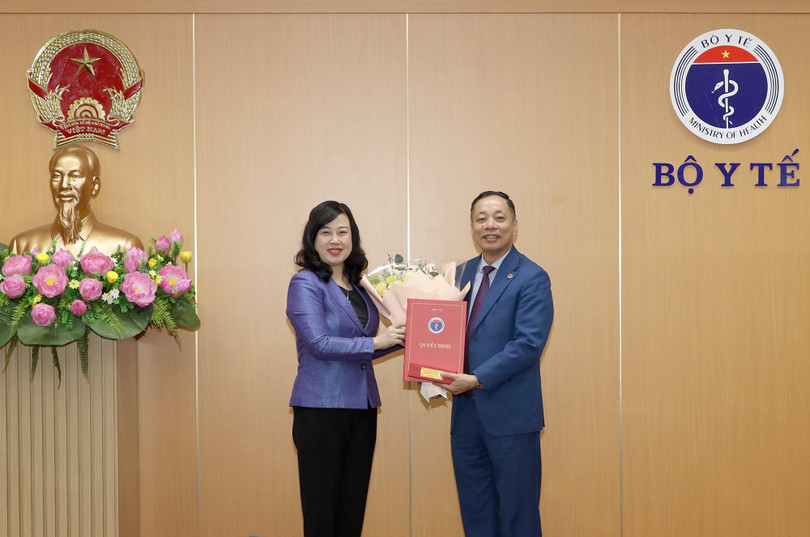 Bộ trưởng Đào Hồng Lan đã trao quyết định bổ nhiệm lại chức vụ Cục trưởng Cục Quản lý Dược Bộ Y tế với ông Vũ Tuấn Cường.