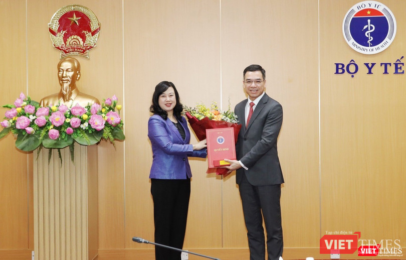 Bộ trưởng Đào Hồng Lan tặng hoa chúc mừng ông Hà Anh Đức