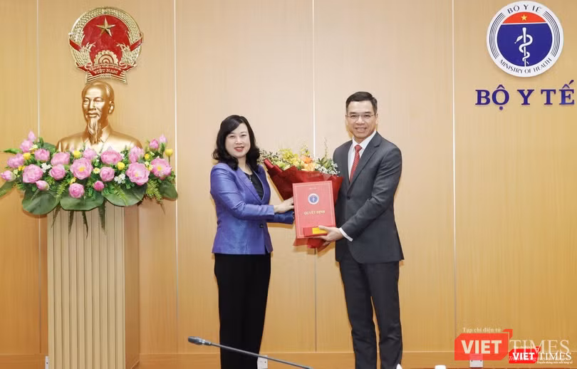 Bộ trưởng Đào Hồng Lan tặng hoa chúc mừng ông Hà Anh Đức