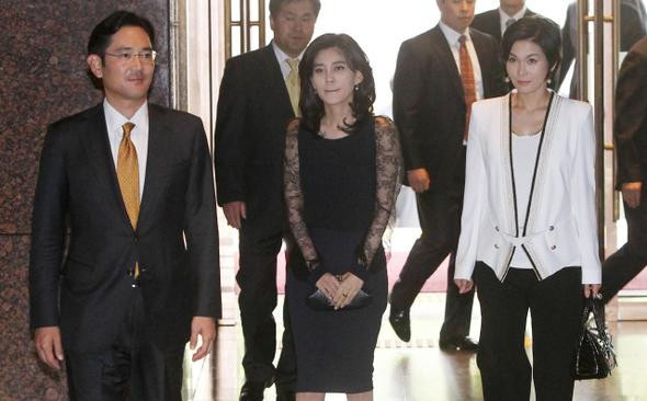 Trong khi ông Lee Jae-yong lãnh đạo các mảng kinh doanh cốt lõi của Samsung, các chị em gái của ông đã lãnh đạo các mảng kinh doanh của Samsung trong nhiều lĩnh vực khác nhau. Trong khi ông Lee Jae-yong lãnh đạo các mảng kinh doanh cốt lõi của Samsung, các chị em gái của ông đã lãnh đạo các mảng kinh doanh của Samsung trong nhiều lĩnh vực khác nhau.