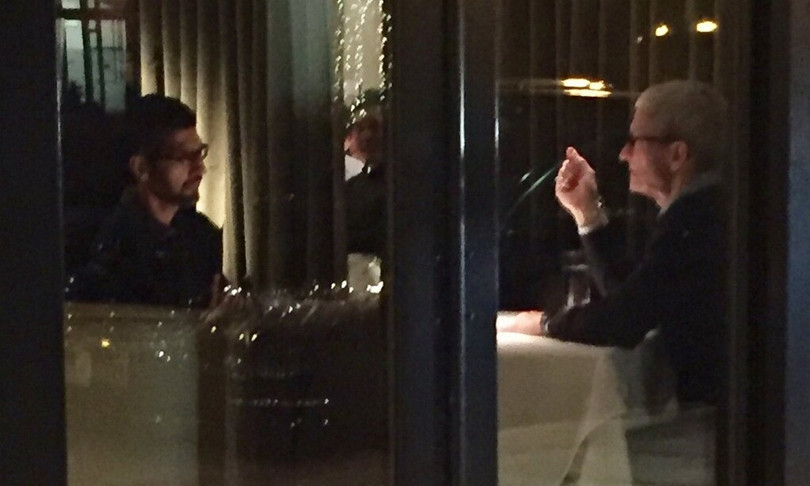 Pichai (trái) và Cook trong nhà hàng tại Palo Alto hồi năm 2017. Ảnh: Twitter/SteveDSims1. Pichai (trái) và Cook trong nhà hàng tại Palo Alto hồi năm 2017. Ảnh: Twitter/SteveDSims1.