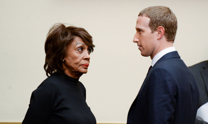 Zuckerberg với đại biểu Maxine Waters (D-Calif.) sau phiên điều trần của Ủy ban Dịch vụ Tài chính Hạ viện năm ngoái. Ảnh: Reuters. Zuckerberg với đại biểu Maxine Waters (D-Calif.) sau phiên điều trần của Ủy ban Dịch vụ Tài chính Hạ viện năm ngoái. Ảnh: Reuters.