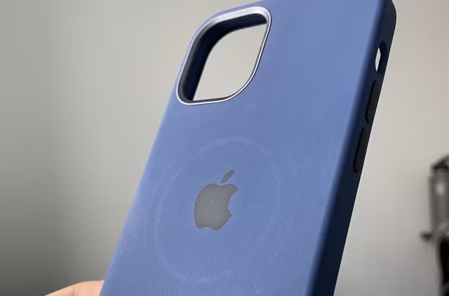 Sạc MagSafe để lại dấu vết ở ốp lưng iPhone 12