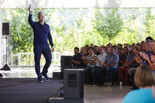 CEO Apple Tim Cook tại tổng hành dinh Cupertino vào sáng 27/7.