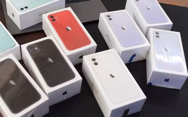 Giá bán của iPhone 11 chính hãng thậm chí còn rẻ hơn máy xách tay.