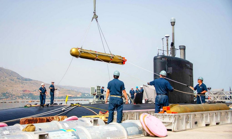 Thủy thủ Mỹ chuyển thủy lôi Mark 67 SLMM lên tàu ngầm USS Montpelier hôm 28/6. Ảnh:US Navy. Thủy thủ Mỹ chuyển thủy lôi Mark 67 SLMM lên tàu ngầm USS Montpelier hôm 28/6. Ảnh:US Navy.