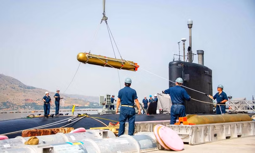 Thủy thủ Mỹ chuyển thủy lôi Mark 67 SLMM lên tàu ngầm USS Montpelier hôm 28/6. Ảnh:US Navy. Thủy thủ Mỹ chuyển thủy lôi Mark 67 SLMM lên tàu ngầm USS Montpelier hôm 28/6. Ảnh:US Navy.