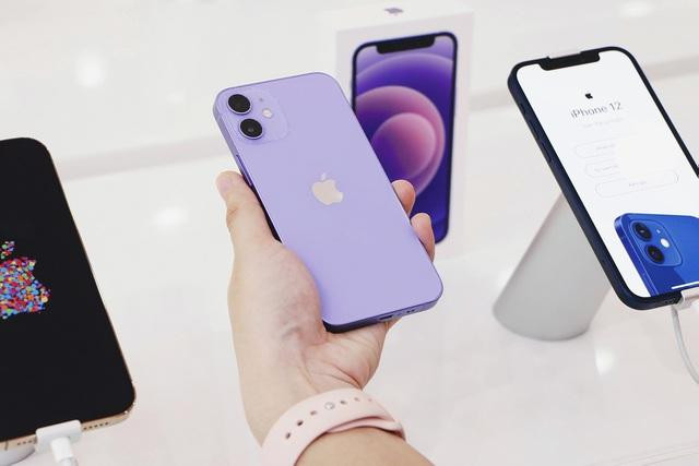 Dù đang bước vào mùa thấp điểm nhưng thế hệ iPhone 12 vẫn có doanh số tốt hơn hẳn so với những sản phẩm tiền nhiệm.