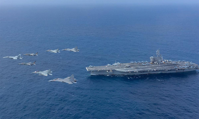 Nhóm tiêm kích F/A-18E/F của Mỹ cùng tiêm kích Su-30MKI và cường kích Jaguar của không quân Ấn Độ ngày 23/6. Ảnh: US Navy. Nhóm tiêm kích F/A-18E/F của Mỹ cùng tiêm kích Su-30MKI và cường kích Jaguar của không quân Ấn Độ ngày 23/6. Ảnh: US Navy.