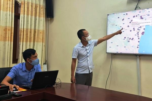 Ông Hưng đang giới thiệu hệ thống theo dõi từ ứng dụng Smart Thanh Hóa Ông Hưng đang giới thiệu hệ thống theo dõi từ ứng dụng Smart Thanh Hóa