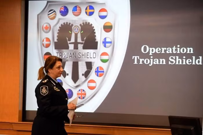 Buổi công bố chiến dịch Trojan Shield của FBI. Ảnh: AFP.