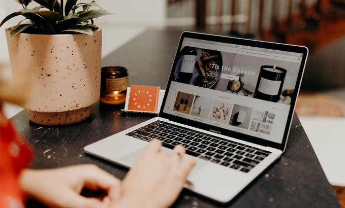 Người dùng đang lập hàng loạt tài khoản mới để phục vụ việc giải trí, mua sắm, thanh toán, giao hàng... trực tuyến. Ảnh: Reuters. Người dùng đang lập hàng loạt tài khoản mới để phục vụ việc giải trí, mua sắm, thanh toán, giao hàng... trực tuyến. Ảnh: Reuters.