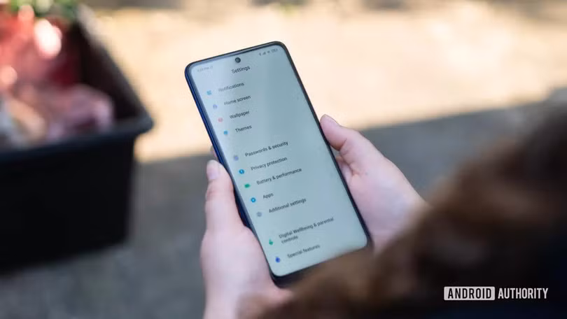Ngoài việc cập nhật phần mềm, nhiều cài đặt khác cũng giúp điện thoại Android cũ mượt hơn. Ảnh: Android Authority.