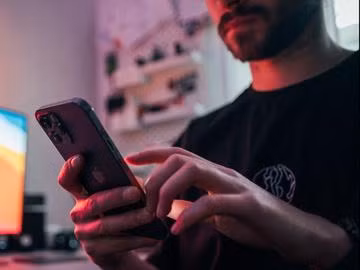 Hack không tương tác đã là nỗi sợ của nhiều người dùng iPhone. Ảnh: 9to5Mac.