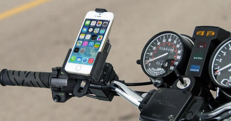 Nếu vẫn muốn gắn iPhone lên xe máy, người dùng nên sử dụng giá đỡ chống sốc. Nếu vẫn muốn gắn iPhone lên xe máy, người dùng nên sử dụng giá đỡ chống sốc.