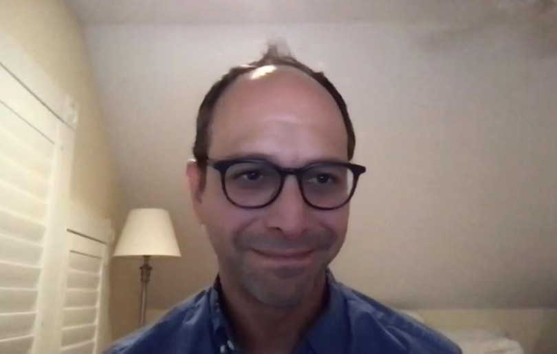 Ông Jason Hirsch - Trưởng bộ phận chính sách hợp pháp và liêm chính của Facebook - trong buổi họp online. (Ảnh chụp màn hình)