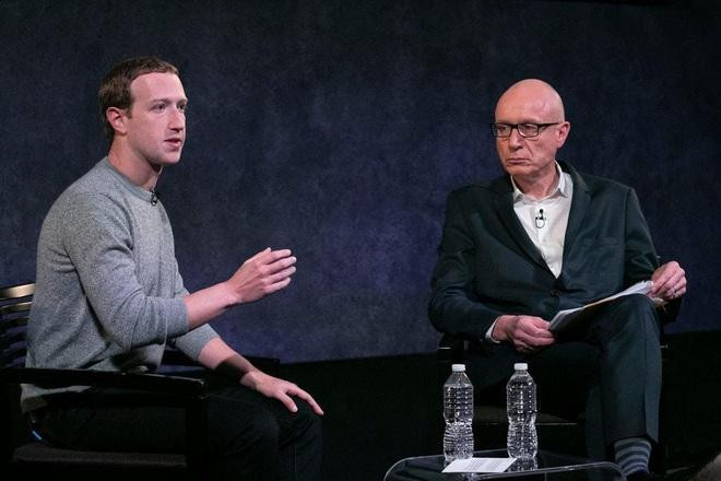 Facebook sau cùng cũng phải nhượng bộ, ngồi vào bàn đàm phán với các hãng tin ở Úc. (trong ảnh: CEO Mark Zuckerberg của Facebook và CEO Robert Thomson của News Corp.)