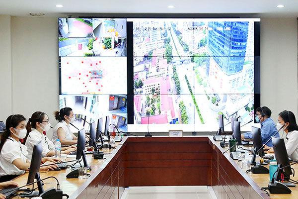 Bộ phận trực, tiếp nhận và xử lý thông tin phản ánh về dịch Covid-19 của Sở TT&TT Hà Nội. Ảnh: Hanoi.gov.vn