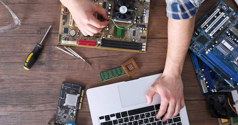 Nên lựa chọn những cửa hàng, trung tâm sửa chữa smartphone, máy tính uy tín.