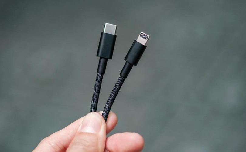 Apple đang sử dụng đồng thời 2 cổng kết nối Lightning và USB-C trên các thiết bị của mình.