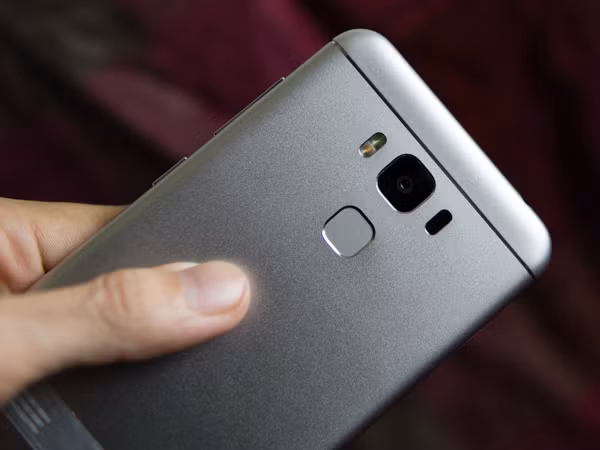 ZenFone 3 Max 5.5 cũng có thiết kế thân máy bằng kim loại nguyên khối với các đường cắt khắc laser sáng bóng. Camera chính trên ZenFone 3 Max 5.5 cũng được tăng cường đèn flash LED đa tông màu và lấy nét laser.