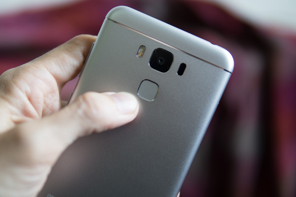 ZenFone 3 Max 5.5 cũng tích hợp bảo mật vân tay dạng một chạm ngay bên dưới cụm camera chính.