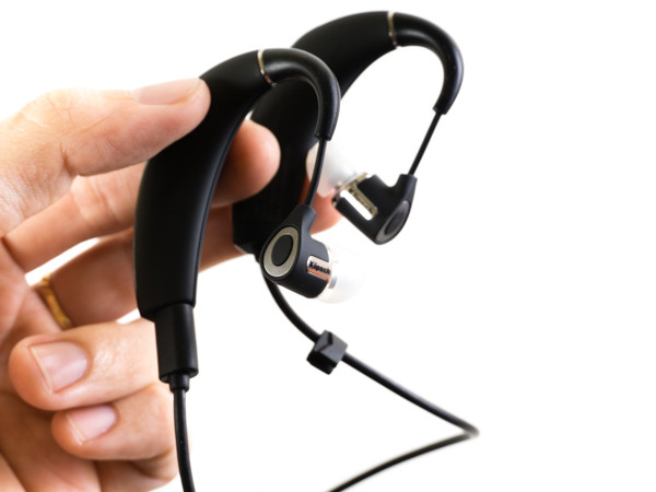 Bộ tai nghe không dây Klipsch R6 In-ear Bluetooth có thiết kế rất nhẹ cân nhờ nhà sản xuất đã khéo léo trong việc chọn lựa, phối hợp vật liệu hình thành nên sản phẩm.