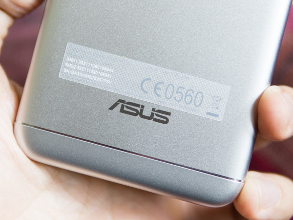 Mặt lưng máy được gia công khá tỉ mỉ.