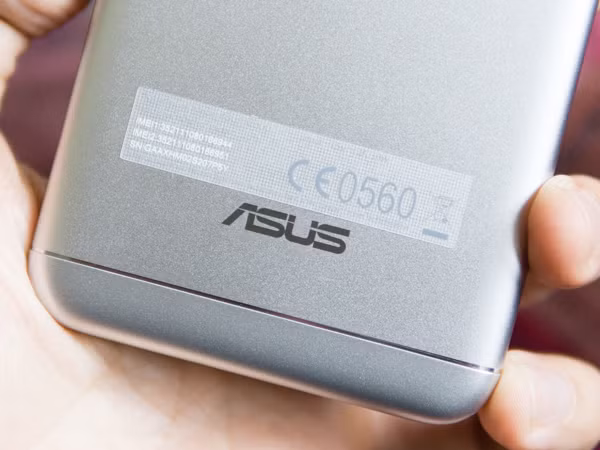 Mặt lưng máy được gia công khá tỉ mỉ.