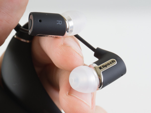 Đệm silicon cũng được thiết kế dạng oval và đặt nghiêng một góc nhỏ so với trục của buồng âm nên tạo cảm giác rất êm tai, chống ồn chủ động khá tốt.