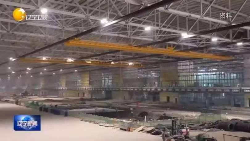 Ben trong nha may.png