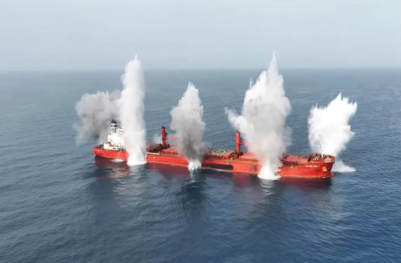 Tàu Magic Horizon bị lực lượng Houthi tấn công dữ dội bằng tên lửa và UAV. Ảnh: Sohu.