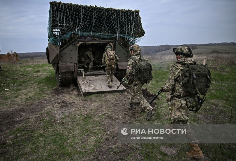 Linh Nga huan luyen cung xe Bradley.jpg