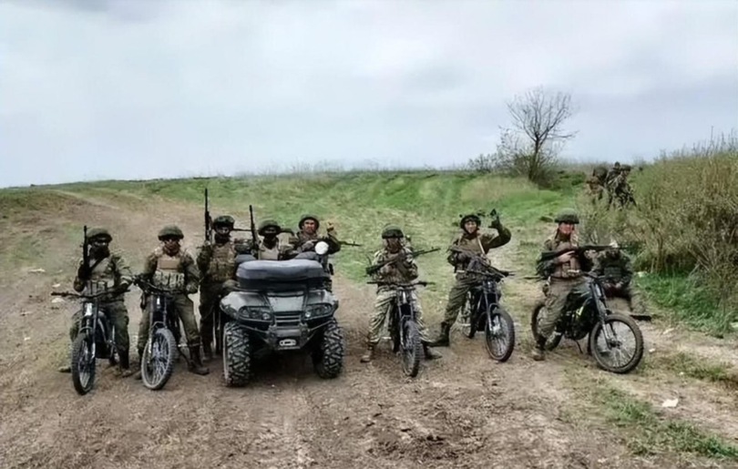 Lính Nga cơ động bằng mô tô và xe địa hình. Ảnh: QQnews.