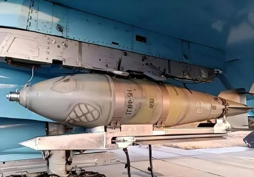 Bom ODAB-1500 được gắn vào giá treo máy bay Su-34. Ảnh: NetEase.