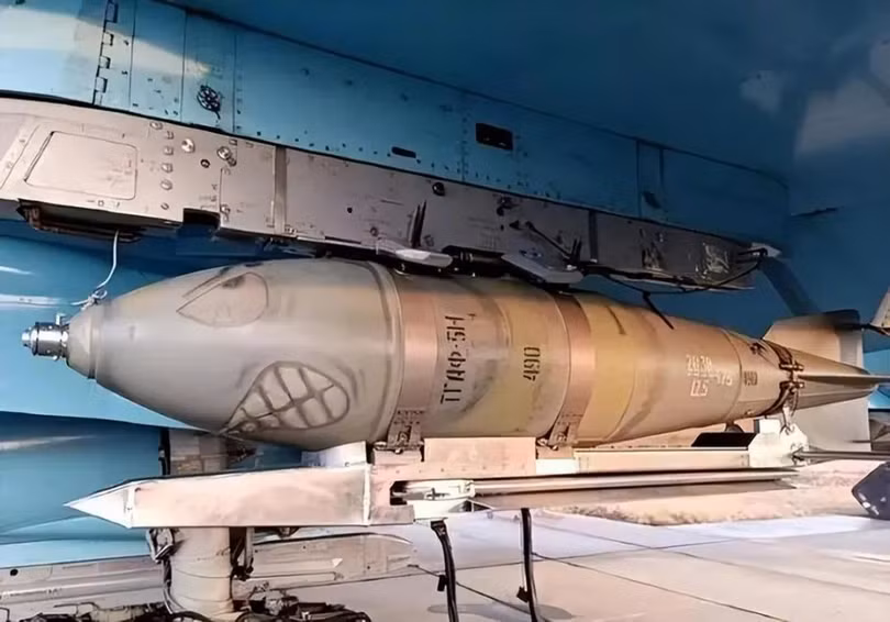 Bom ODAB-1500 được gắn vào giá treo máy bay Su-34. Ảnh: NetEase.