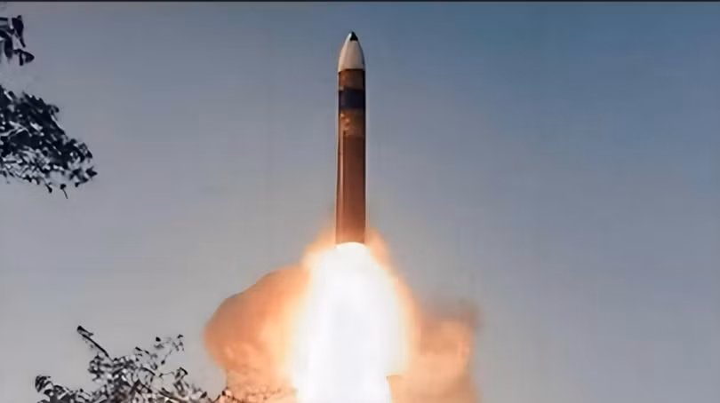 Ấn Độ phóng thử nghiệm tên lửa Agni-5 phiên bản mới mang nhiều đầu đạn. Ảnh: Thepaper.